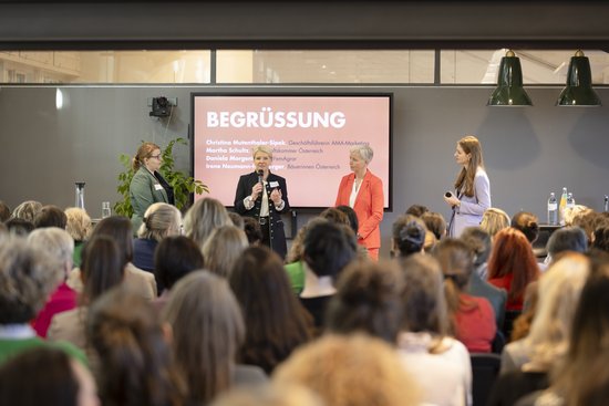 Adult,  Audience,  Boy,  Child,  Crowd,  Female,  People,  Person,  Speech,  Woman