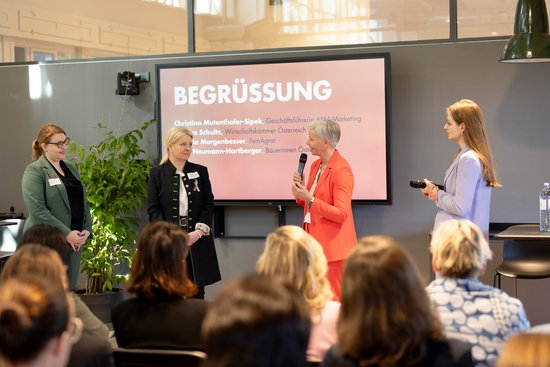 Adult,  Audience,  Boy,  Child,  Crowd,  Female,  Male,  People,  Person,  Woman