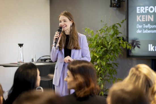 Adult,  Audience,  Boy,  Child,  Crowd,  Female,  Male,  Person,  Speech,  Woman